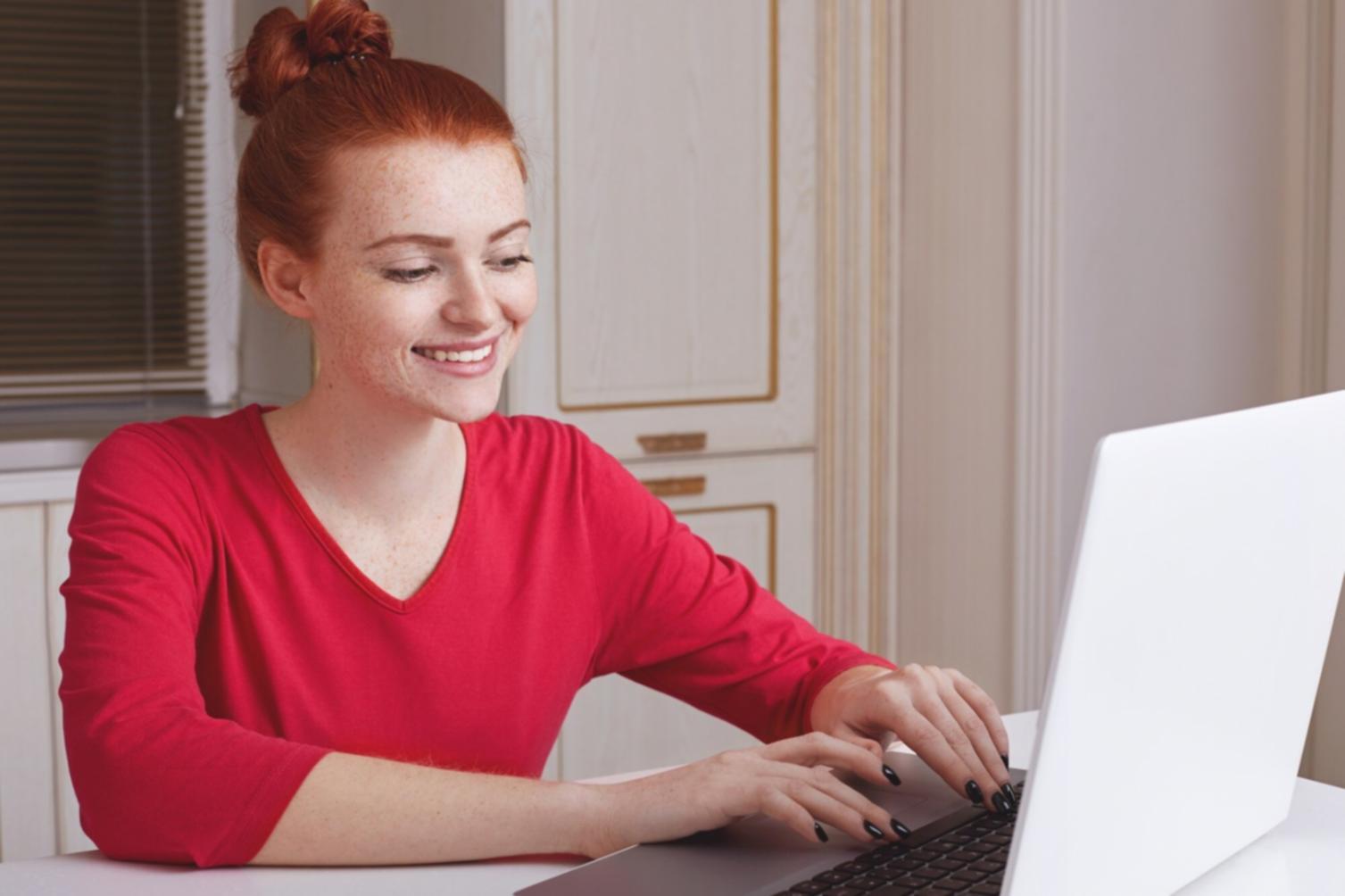 Professionnel travaillant sur des analyses budgétaires