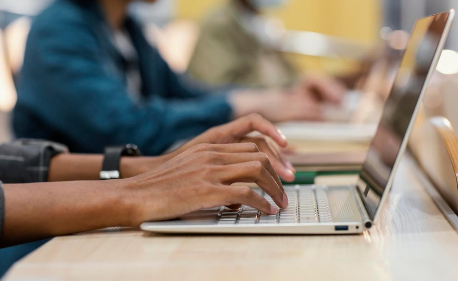 Espace de formation moderne avec outils numériques